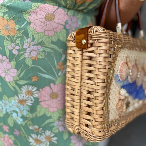 60•s Princess charming VNTG rattan Seashell/lucite - Picture 3 of 7